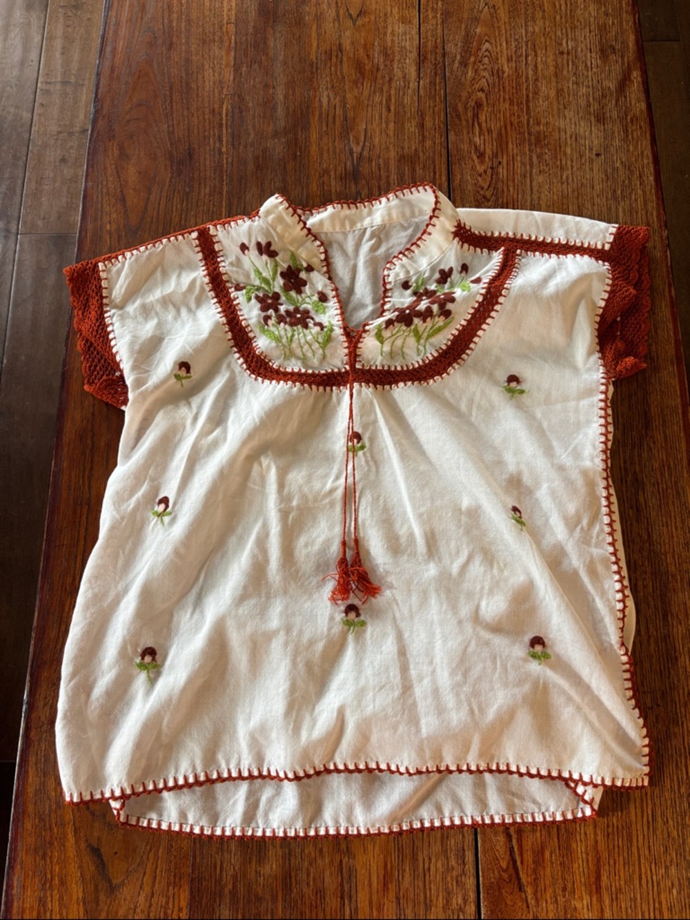 Womens vintage 60s or 70s White Embroidered Peasant Top with Rust Trim